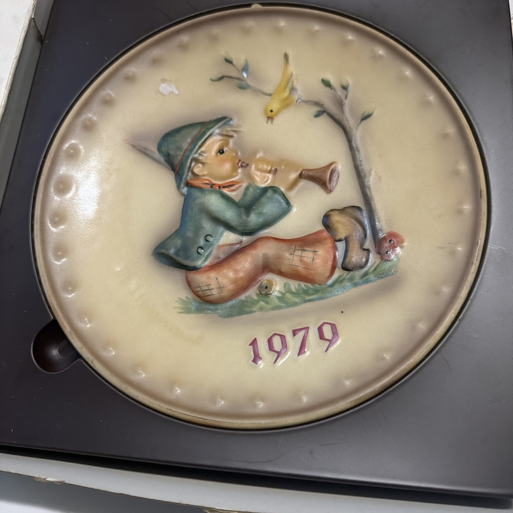 Goebel Hummel 1979 Annual Plate Singing Lesson Bas Relief Hum 272 West Germany